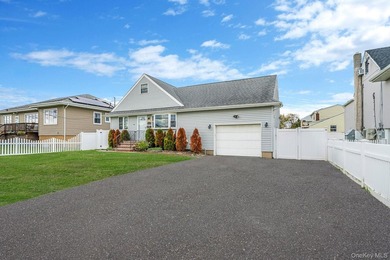 Welcome to 253 E Riviera Drive a charming expanded Cape-style - photo 3