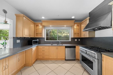 Nestled on prestigious Prairie Avenue in the heart of Mid-Beach - photo 11