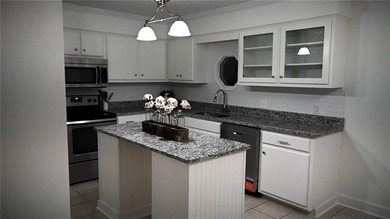 Welcome to this immaculate, move-in ready home in Lake Forest! - photo 7