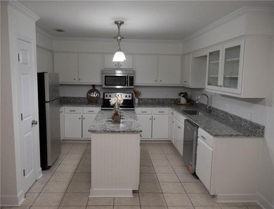 Welcome to this immaculate, move-in ready home in Lake Forest! - photo 8