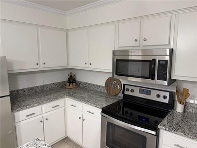 Welcome to this immaculate, move-in ready home in Lake Forest! - photo 9