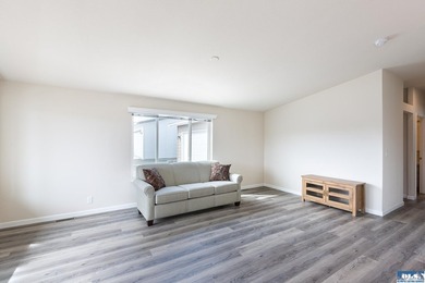 Lightly lived in 3 bedroom 2 bath home in desirable Lavender - photo 10