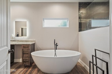 Welcome home to the perfect blend of luxury, comfort, and - photo 19