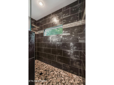 Welcome home to the perfect blend of luxury, comfort, and - photo 22
