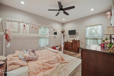 Welcome home to the perfect blend of luxury, comfort, and - photo 25