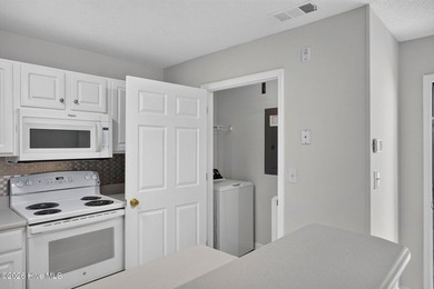 This freshly painted and super-cute 3-bedroom, 2-bathroom - photo 8