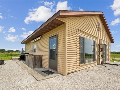 Escape to this hilltop setting with this charming 3-season cabin - photo 3