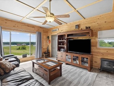 Escape to this hilltop setting with this charming 3-season cabin - photo 6