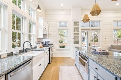 Beautifully maintained 4-bedroom, 4.5-bath home on an oversized - photo 8
