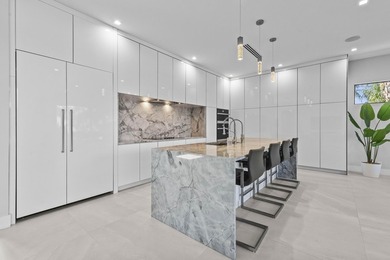 Immerse yourself in modern luxury in this stunning waterfront - photo 11