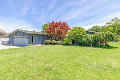 This three-bedroom, two-bath, 2,248-square-foot year-round home - photo 38