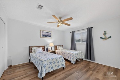 This beautiful 3BR, 3BA townhouse is truly a rare find. The 2nd - photo 38