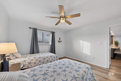 This beautiful 3BR, 3BA townhouse is truly a rare find. The 2nd - photo 39