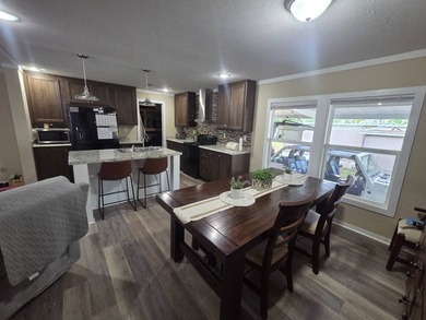 Spacious and beautifully maintained 4-bedroom, 2-bath - photo 4