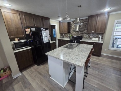 Spacious and beautifully maintained 4-bedroom, 2-bath - photo 8