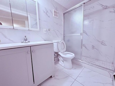 Flushing prime location . 2 bedrooms, 1 bathroom, 1 living room - photo 4