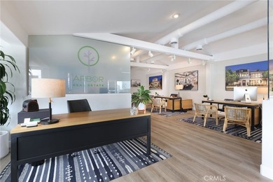 Outstanding mixed-use building in an incredible corner-lot - photo 4