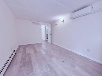 Flushing prime location . 2 bedrooms, 1 bathroom, 1 living room - photo 5