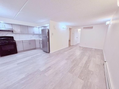 Flushing prime location . 2 bedrooms, 1 bathroom, 1 living room - photo 6