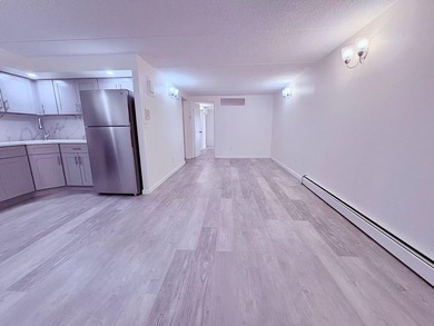 Flushing prime location . 2 bedrooms, 1 bathroom, 1 living room - photo 7