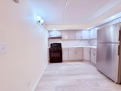 Flushing prime location . 2 bedrooms, 1 bathroom, 1 living room - photo 8