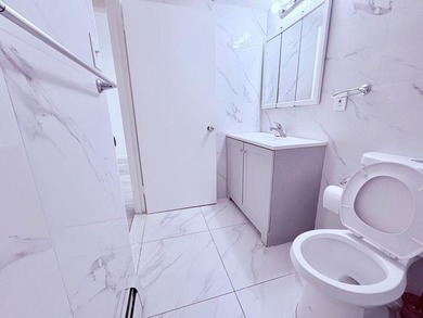Flushing prime location . 2 bedrooms, 1 bathroom, 1 living room - photo 9