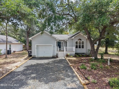 Welcome to your beautifully renovated coastal retreat on Oak - photo 1