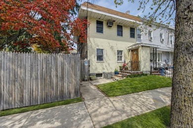 Charming semi-detached home in Whitestone. Main level features a - photo 1