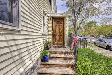 Charming semi-detached home in Whitestone. Main level features a - photo 2