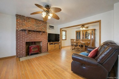 Charming semi-detached home in Whitestone. Main level features a - photo 3