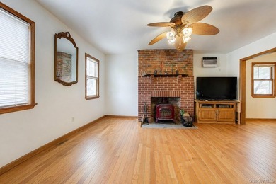 Charming semi-detached home in Whitestone. Main level features a - photo 4