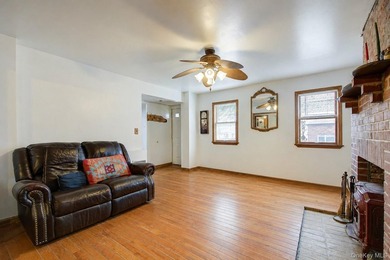 Charming semi-detached home in Whitestone. Main level features a - photo 5