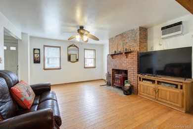 Charming semi-detached home in Whitestone. Main level features a - photo 6
