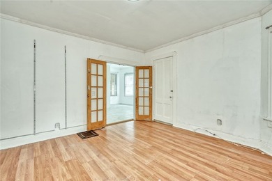 Fantastic opportunity to own a spacious 3-bedroom, 2-bath home - photo 4