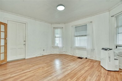 Fantastic opportunity to own a spacious 3-bedroom, 2-bath home - photo 5