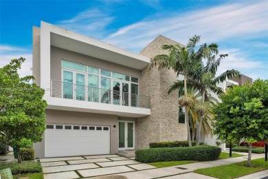 (private lake, pond, creek) Home For Sale in Doral Florida