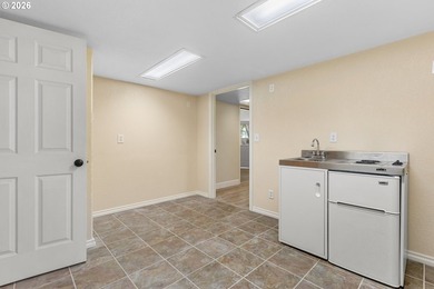 Welcome to a truly special property where privacy, craftsmanship - photo 33