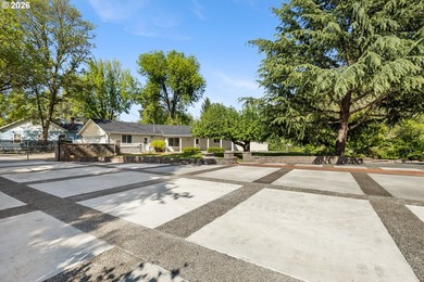 Welcome to a truly special property where privacy, craftsmanship - photo 42