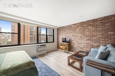 Life at the top. Welcome home to ?residence 17A, a beautiful and - photo 3