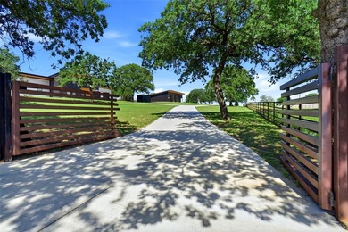 Stunning Modern Home on 2 Acres with Full Guest Quarters & - photo 4