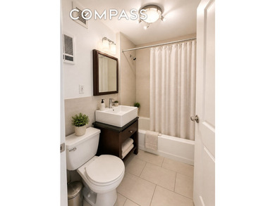 This stunning, full-floor three-bedroom residence offers - photo 6