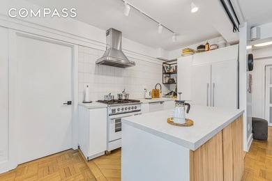 Downtown Brooklyn Expansive High-Floor 3-Bedroom + Home Office - photo 3