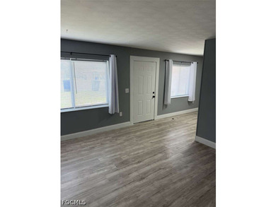 Duplex with two units, each offering 2 bedrooms and 1 bathroom - photo 11