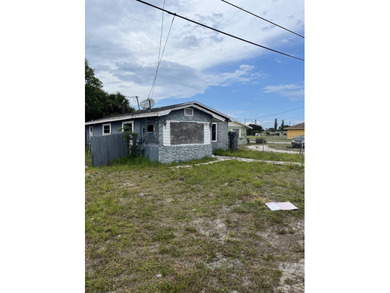 INVESTOR'S COME ALL WITH THIS SINGLE FAMILY HOME IN THE HEART OF - photo 1