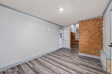 Tucked away on a quiet cul de sac just minutes from downtown New - photo 45
