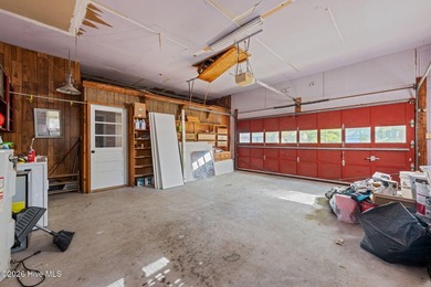 Tucked away on a quiet cul de sac just minutes from downtown New - photo 46