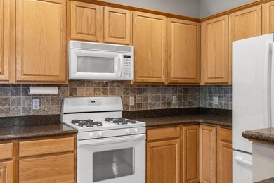 Wonderful end unit in a neighborhood adjacent to Eagle Valley - photo 15