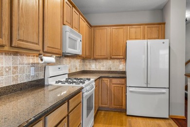 Wonderful end unit in a neighborhood adjacent to Eagle Valley - photo 21