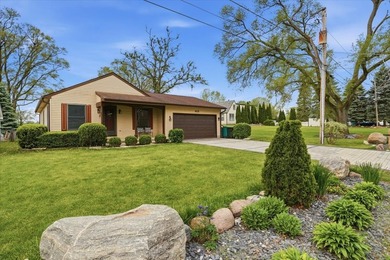 Immaculate in town ranch on a rare double lot. This beautifully - photo 2