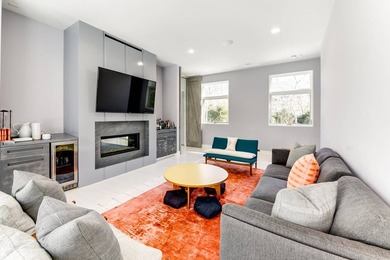 This beautifully crafted, extraordinary private and quiet Modern - photo 12